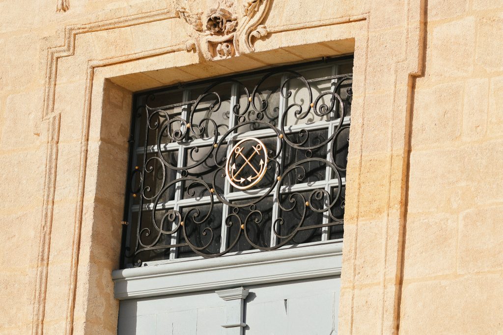 Grille décorative sur une fenêtre